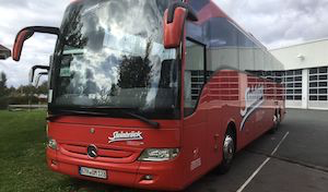 Bus und Hallenaussenansicht der Firma Wolfgang Steinbrück Omnibusbetrieb